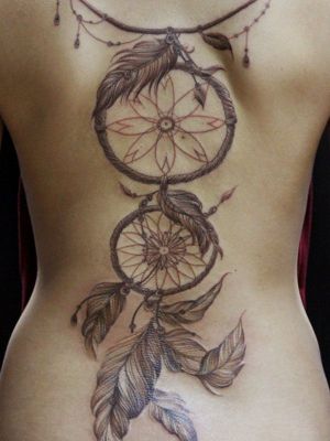  Tatouage attrape rêve de très grande taille sur l'intégralité du dos